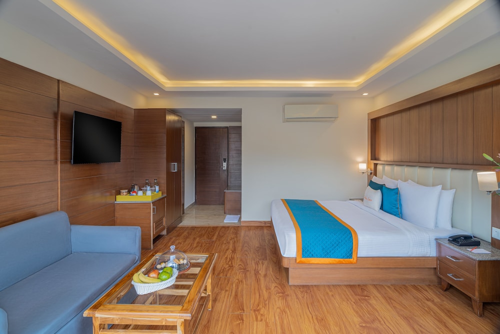 Luxe Room with Balcony - Photo 7