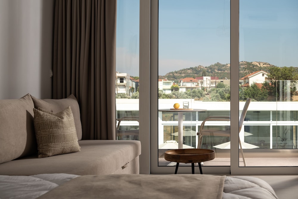 Standard Suite, Pool View photo 3