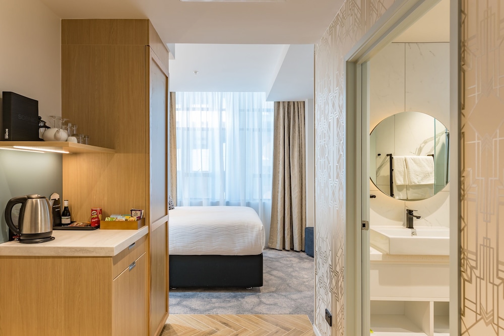Signature Studio, 1 Queen Bed photo 2