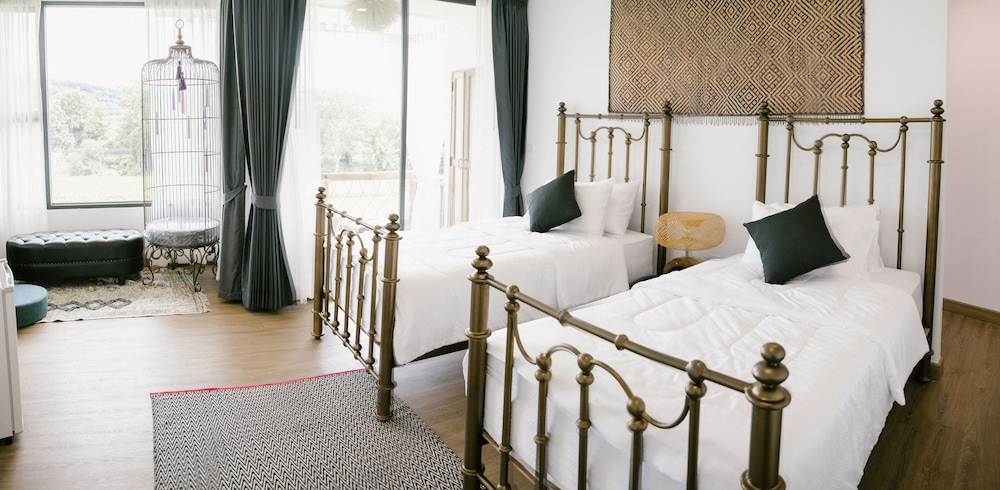 Sweet Farmer (Twin Bed)