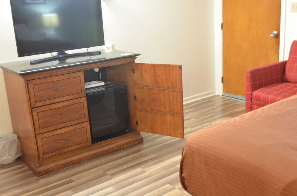 Comfort Room, 1 King Bed, Accessible, Refrigerator & Microwave photo 3