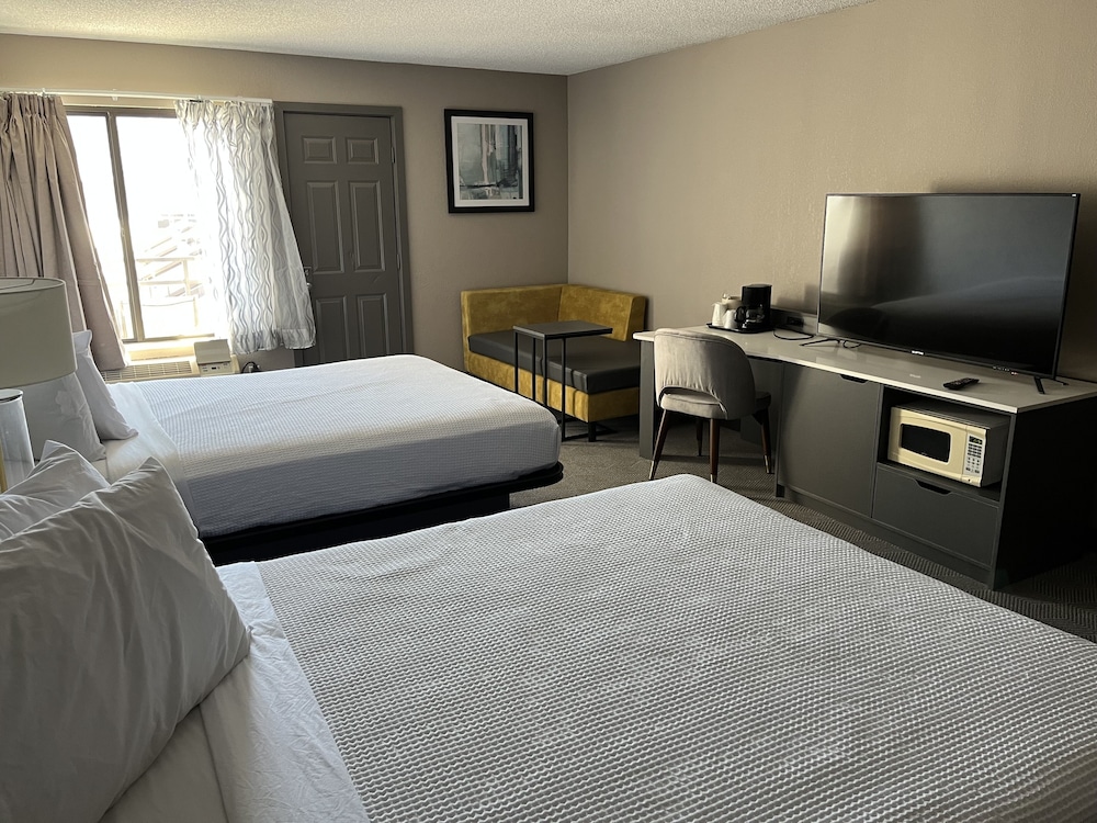 Deluxe Room, 2 Queen Beds, Accessible, Non Smoking (Mobility, Roll-In Shower) - Photo 1