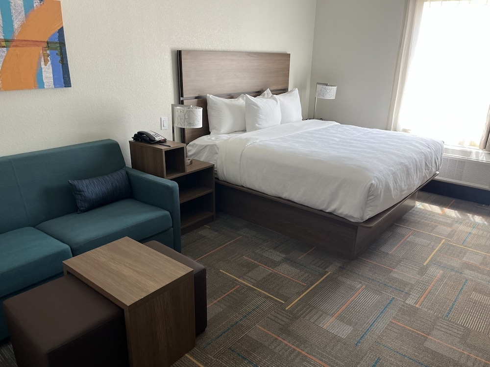 Suite, 1 King Bed, Non Smoking - Photo 2