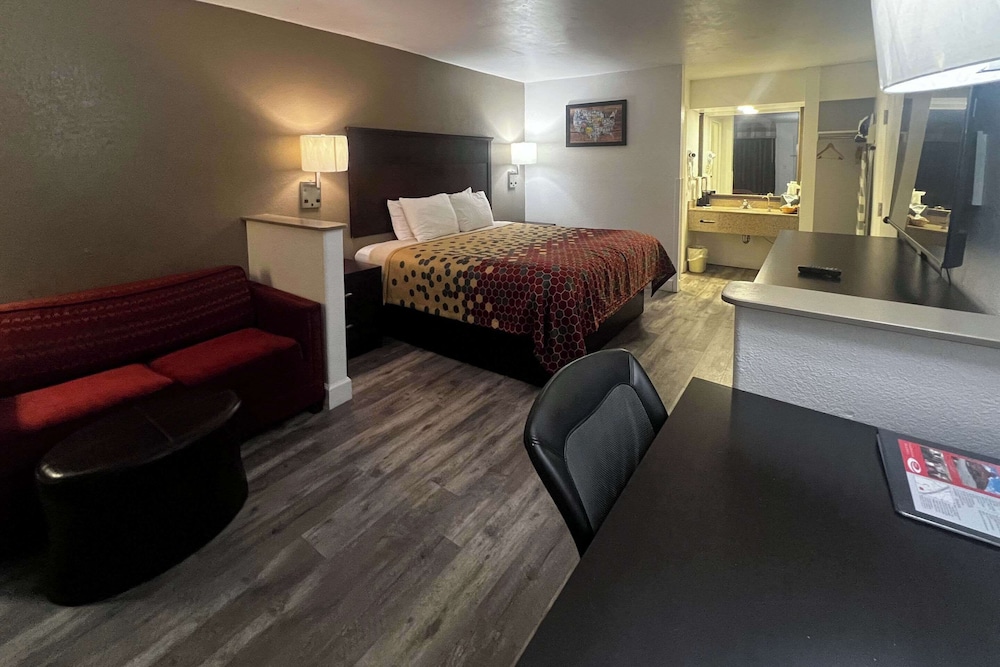 Room, 1 King Bed, Accessible, Non Smoking (Upgrade) - Photo 2