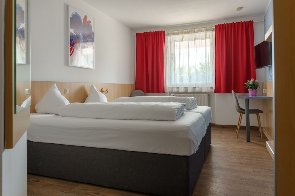 Basic Triple Room photo 1