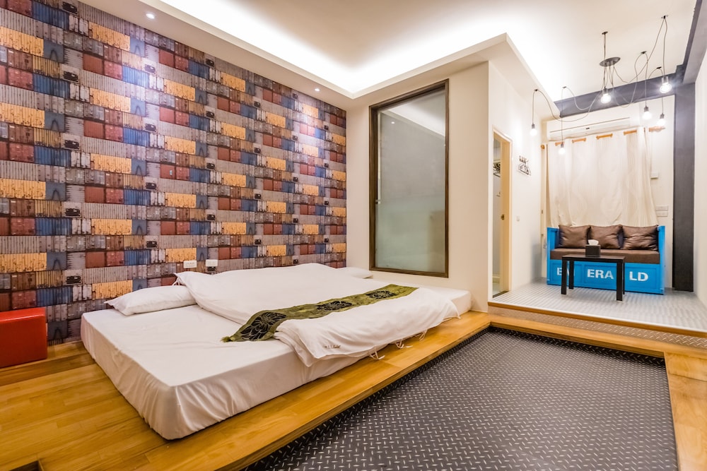 Quadruple Room (Industrial Iron) photo 1