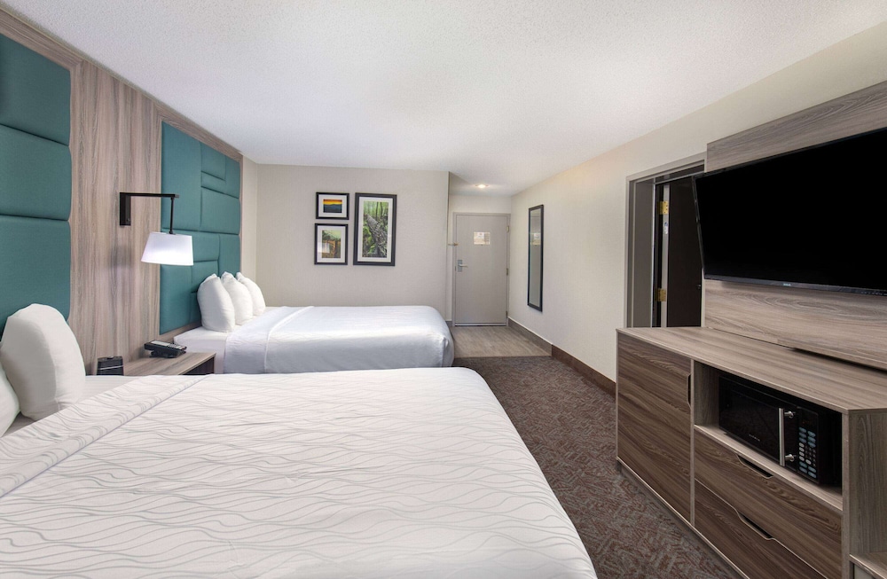 Deluxe Suite, Multiple Beds, Non Smoking (Deluxe Family Suite) - Photo 1