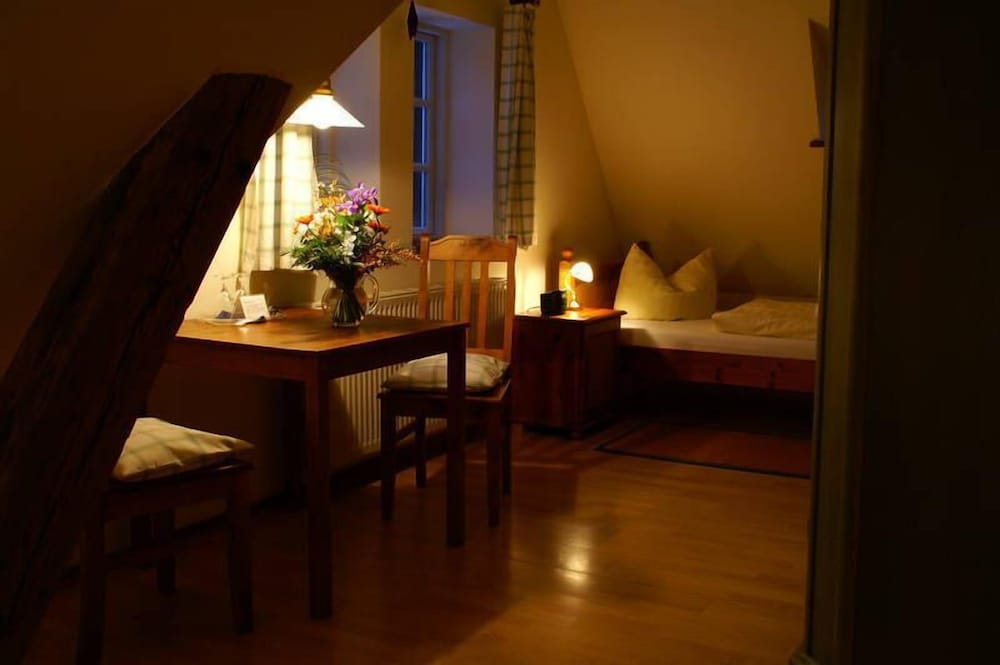 Classic Twin Room, 2 Twin Beds photo 3