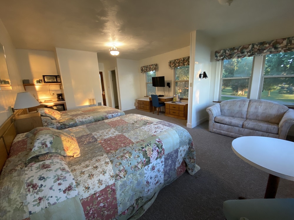 Traditional Room, 2 Queen Beds, Lakeside photo 1