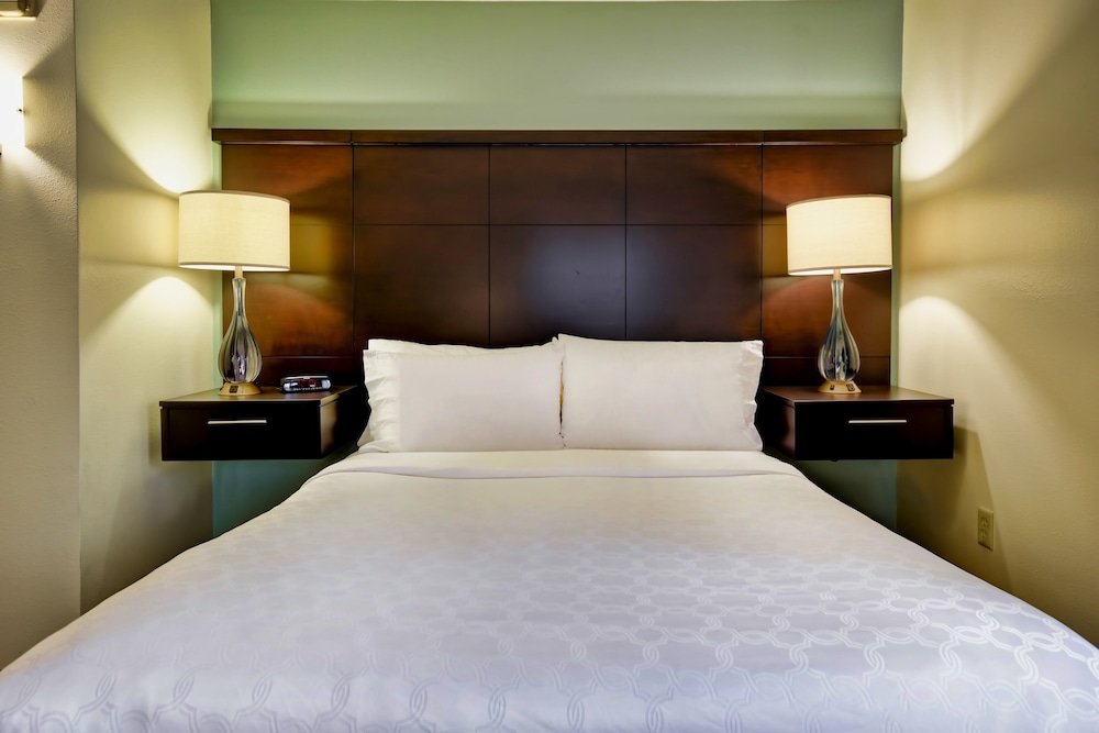 Suite, 2 Bedrooms, Balcony - Photo 1