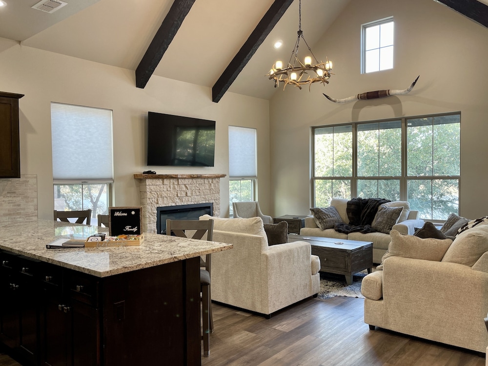 Luxury House, 4 Bedrooms, Patio, Lake View (Villa 608) photo 1