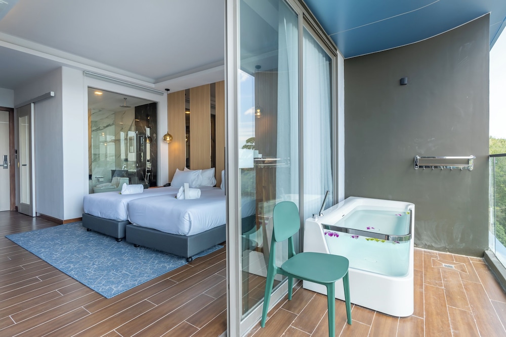 Premium Family Suite - Photo 13