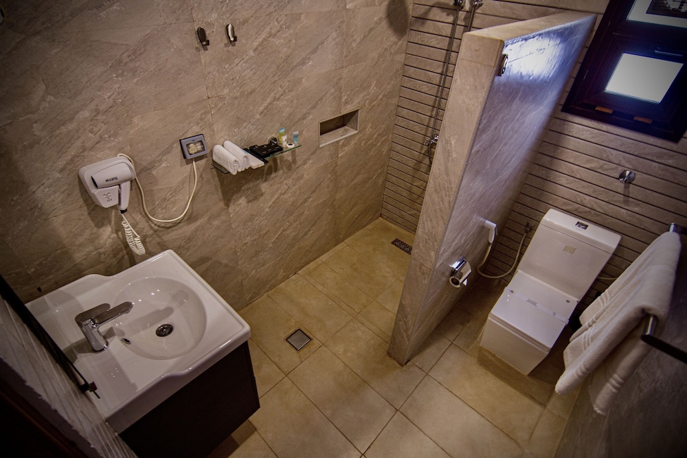 Luxury Deluxe King Room - Photo 2