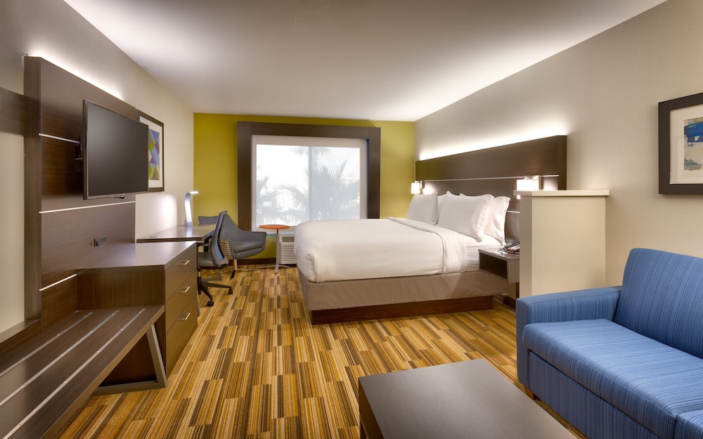 Standard Room, 1 King Bed, Accessible Bathtub - Photo 3