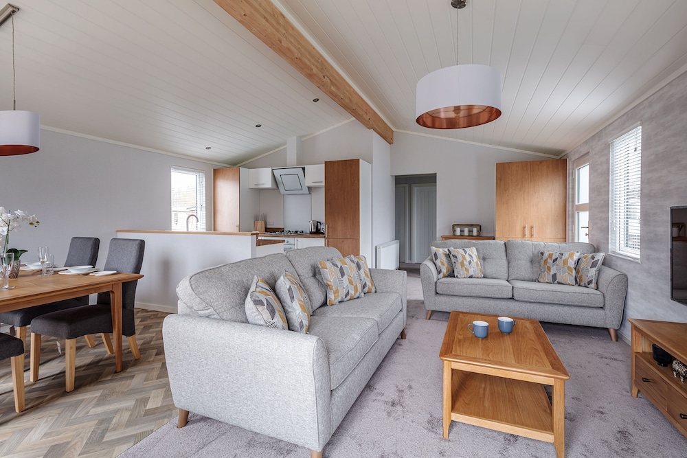 Luxury Chalet, 2 Bedrooms, Hot Tub photo 3