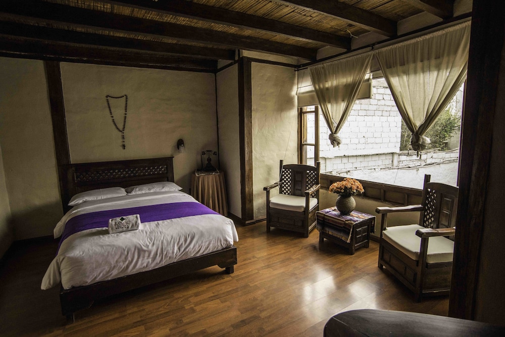 Standard Room, 1 Queen Bed photo 2