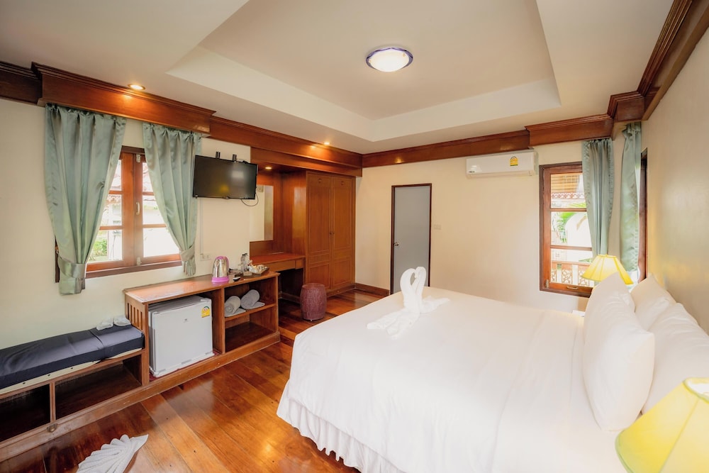 Superior Poolside or Seaside Cottage - Photo 13