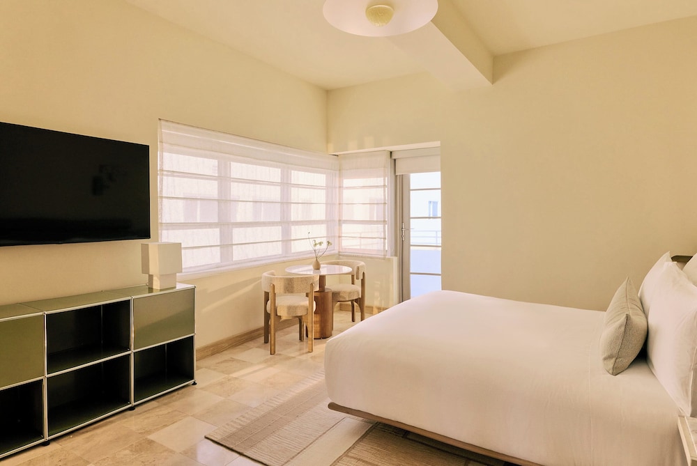Room, 1 King Bed, Balcony, Partial Ocean View - Photo 3