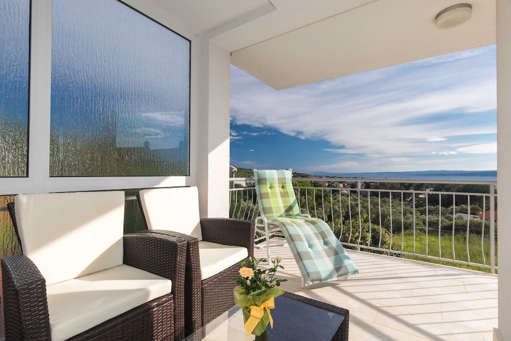 Apartment (Two Bedroom Apartment with Balcony an)