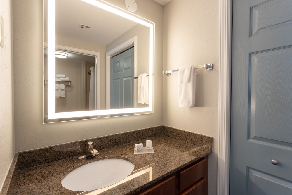 Suite, 1 Bedroom, Accessible, Kitchen (Comm, Roll Shwr) photo 2