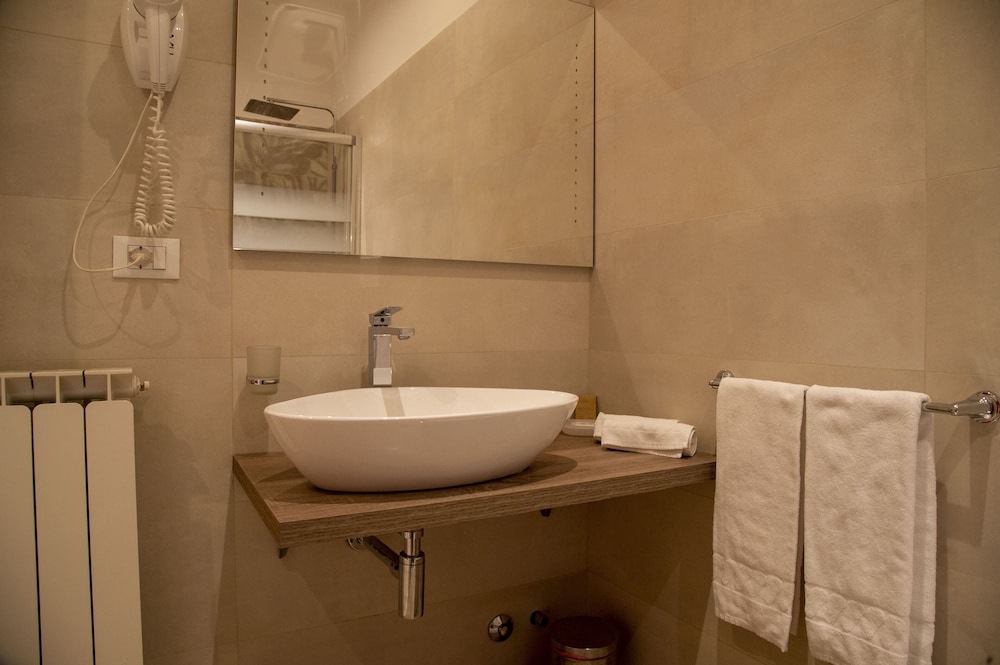 Deluxe Double or Twin Room, 1 Bedroom, Smoking, Ensuite photo 2