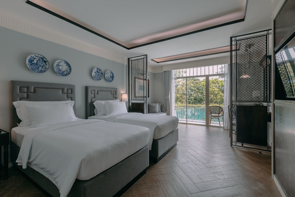 Deluxe Pool Access - Photo 8