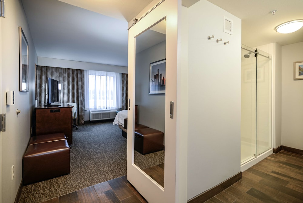 Room, 1 King Bed, Accessible (Hearing) photo 2