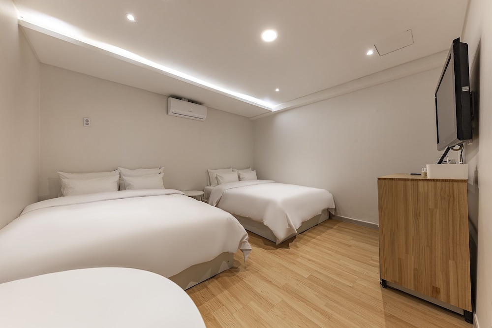 Family Twin Room - Photo 1