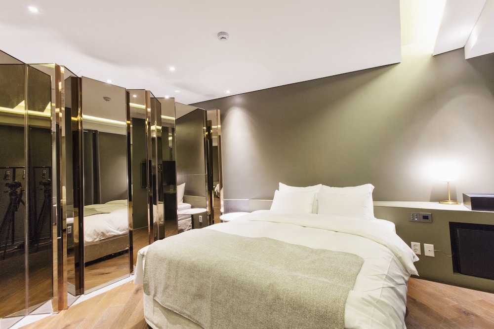 Deluxe Double Room - Photo 13