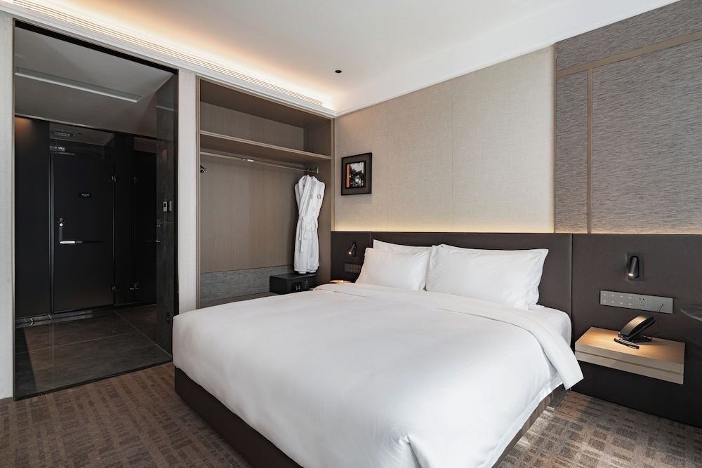 Premier Suite, City View