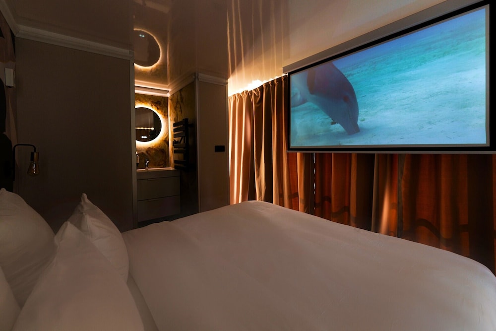 Panoramic Suite, 1 King Bed, Hot Tub, Lake View photo 3