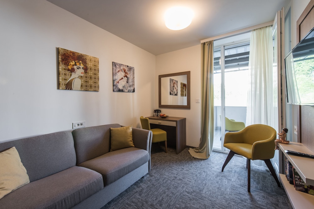 Suite, 1 Bedroom, Terrace - Photo 2
