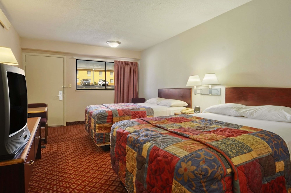 Room, 2 Double Beds, Non Smoking - Photo 1