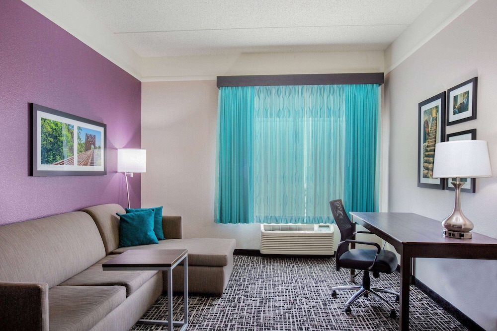 Suite, 1 King Bed, Non Smoking - Photo 2