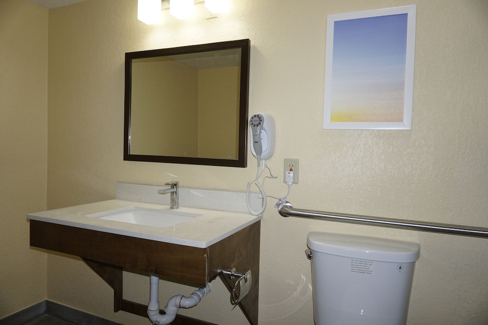 Basic Room, 1 King Bed, Accessible, Non Smoking (Mobility) - Photo 10