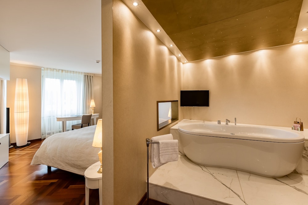 Suite, Hot Tub, River View (with Balcony) - Photo 6