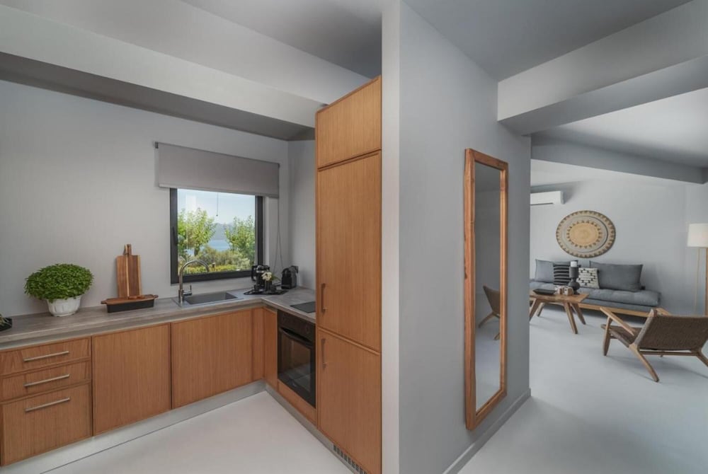 Suite, Smoking photo 3