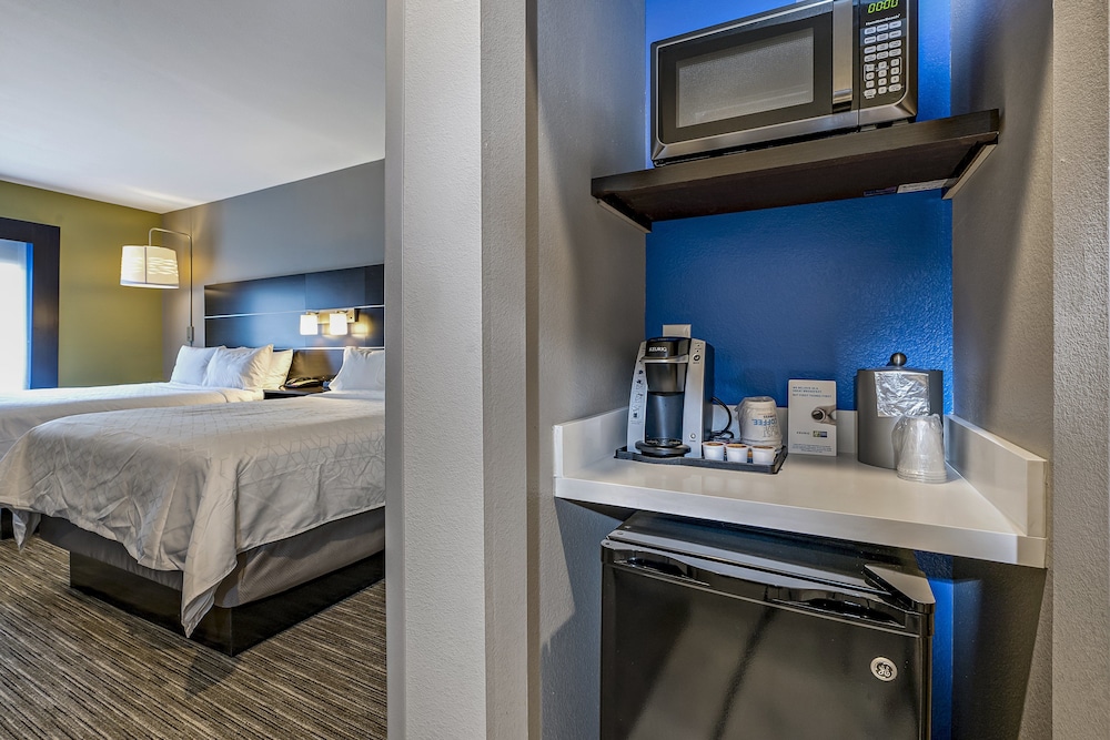 Standard Room, 2 Queen Beds - Photo 3