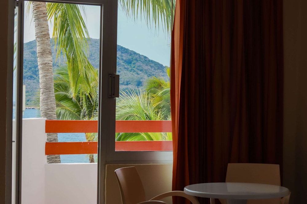 Standard Room, 2 Double Beds, Ocean View photo 2
