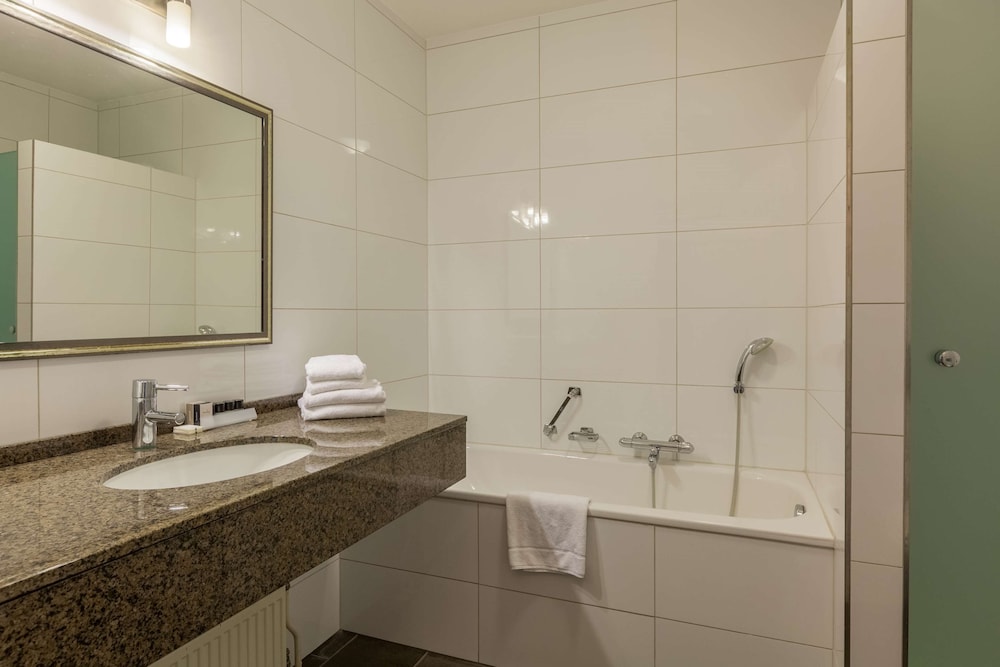 Standard Room, 3 Twin Beds, Non Smoking - Photo 11