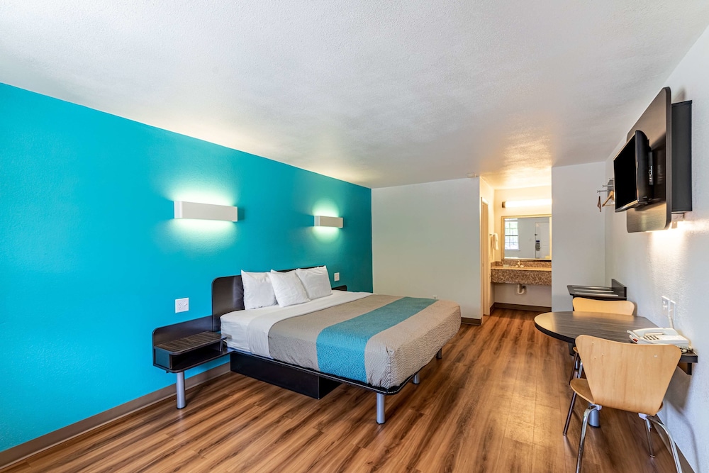 Deluxe Room, 1 Queen Bed, Non Smoking, Refrigerator & Microwave photo 1