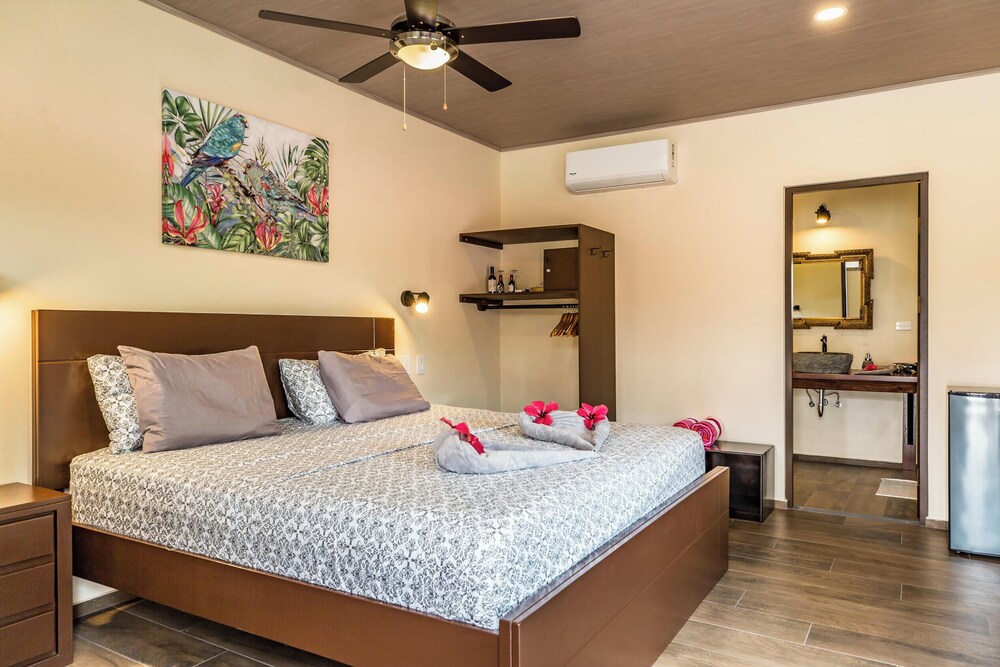 Suite, 1 King Bed, Patio, Garden View photo 2