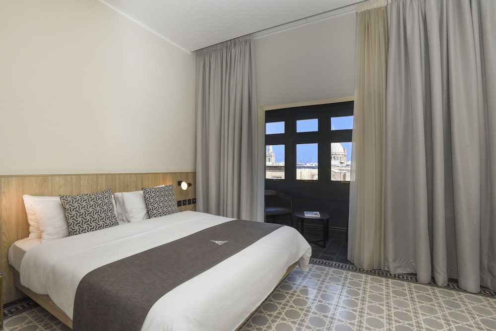 Suite - Photo 1
