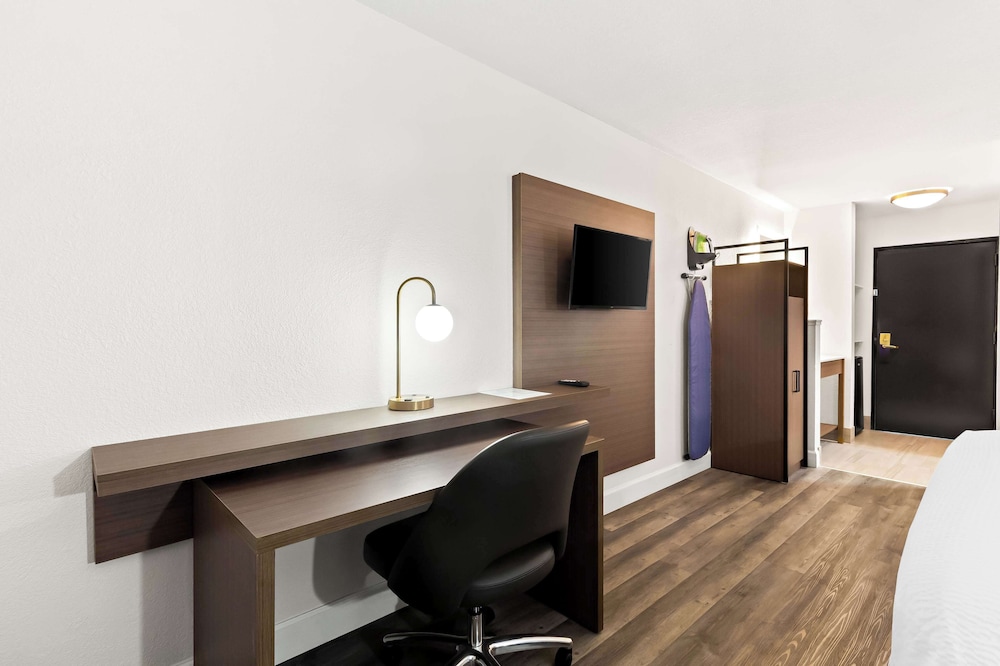 Standard Room, 1 King Bed, Accessible, Refrigerator & Microwave photo 2