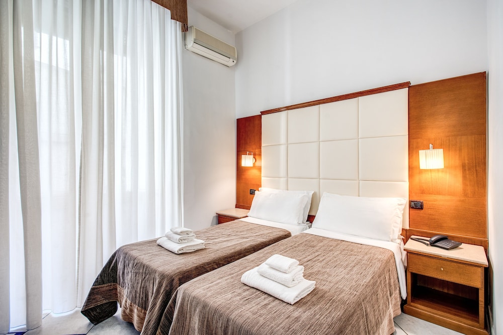 Standard Double or Twin Room - Photo 5