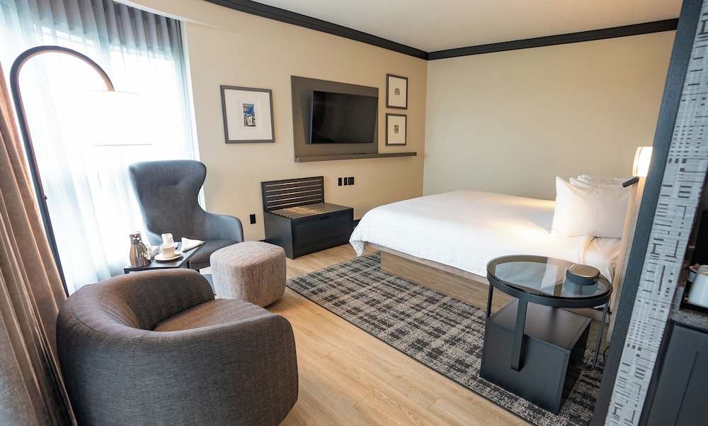 Deluxe Room, 1 King Bed, Balcony, Golf View - Photo 4