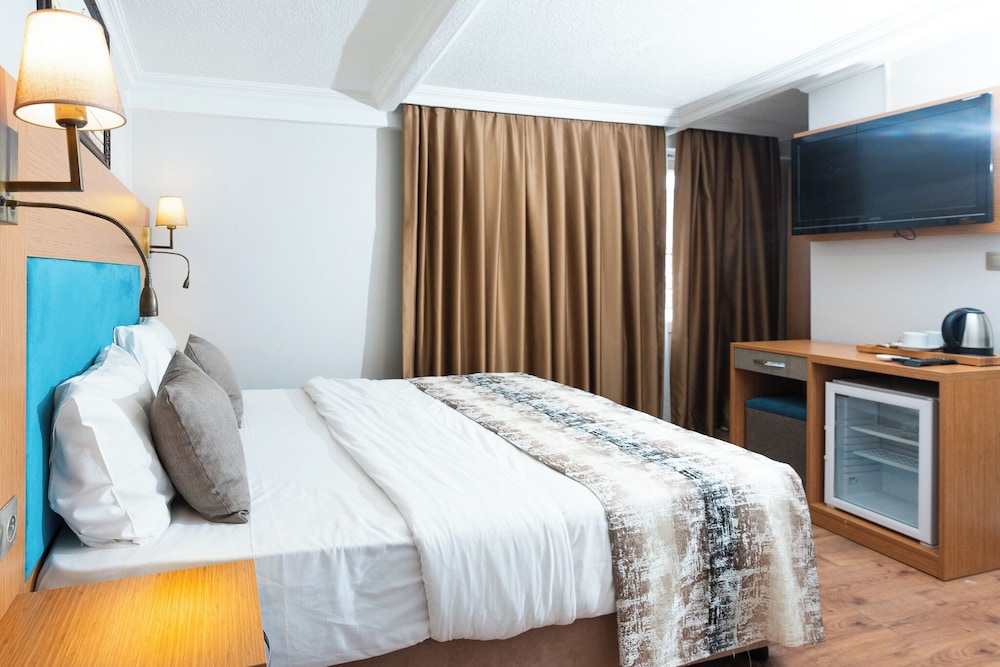 Double Room with Street View and Balcony photo 3