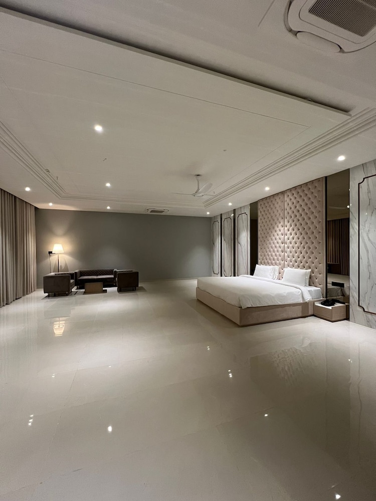 Luxury Suite photo 2