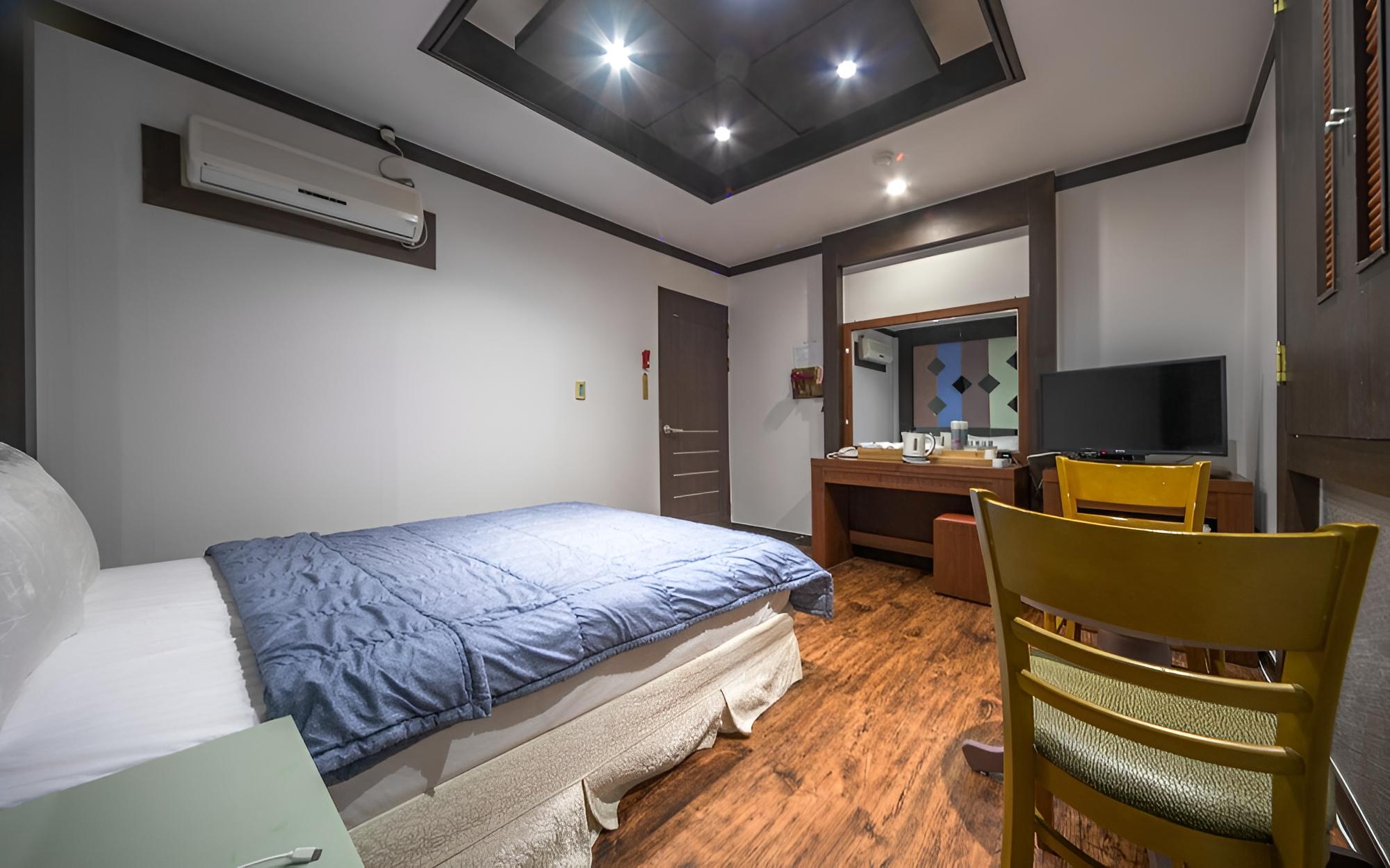 Room (Standard Room) - Photo 2