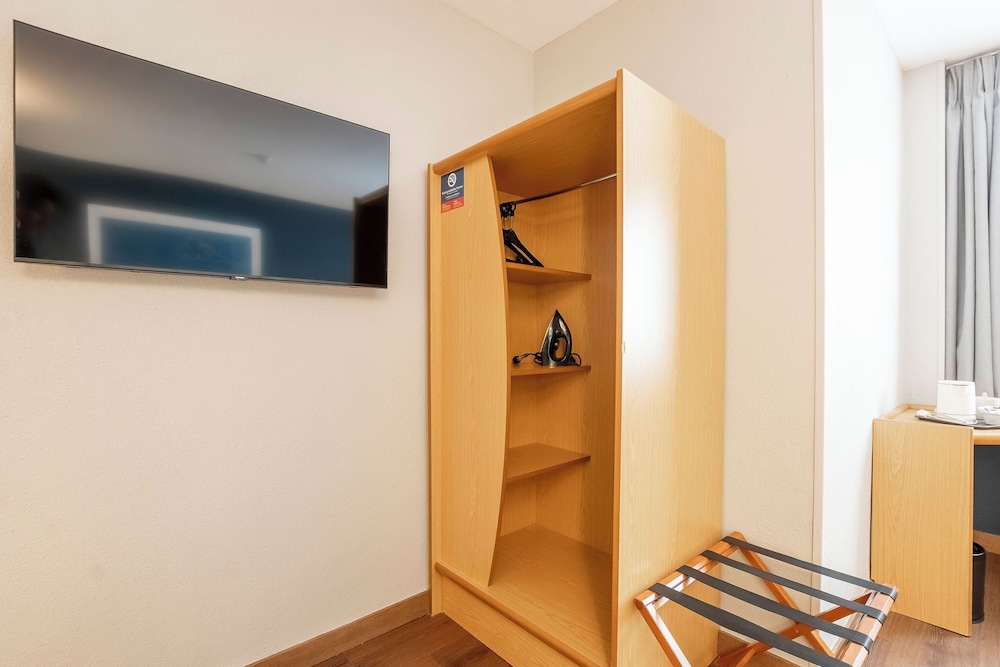 Room - Photo 22